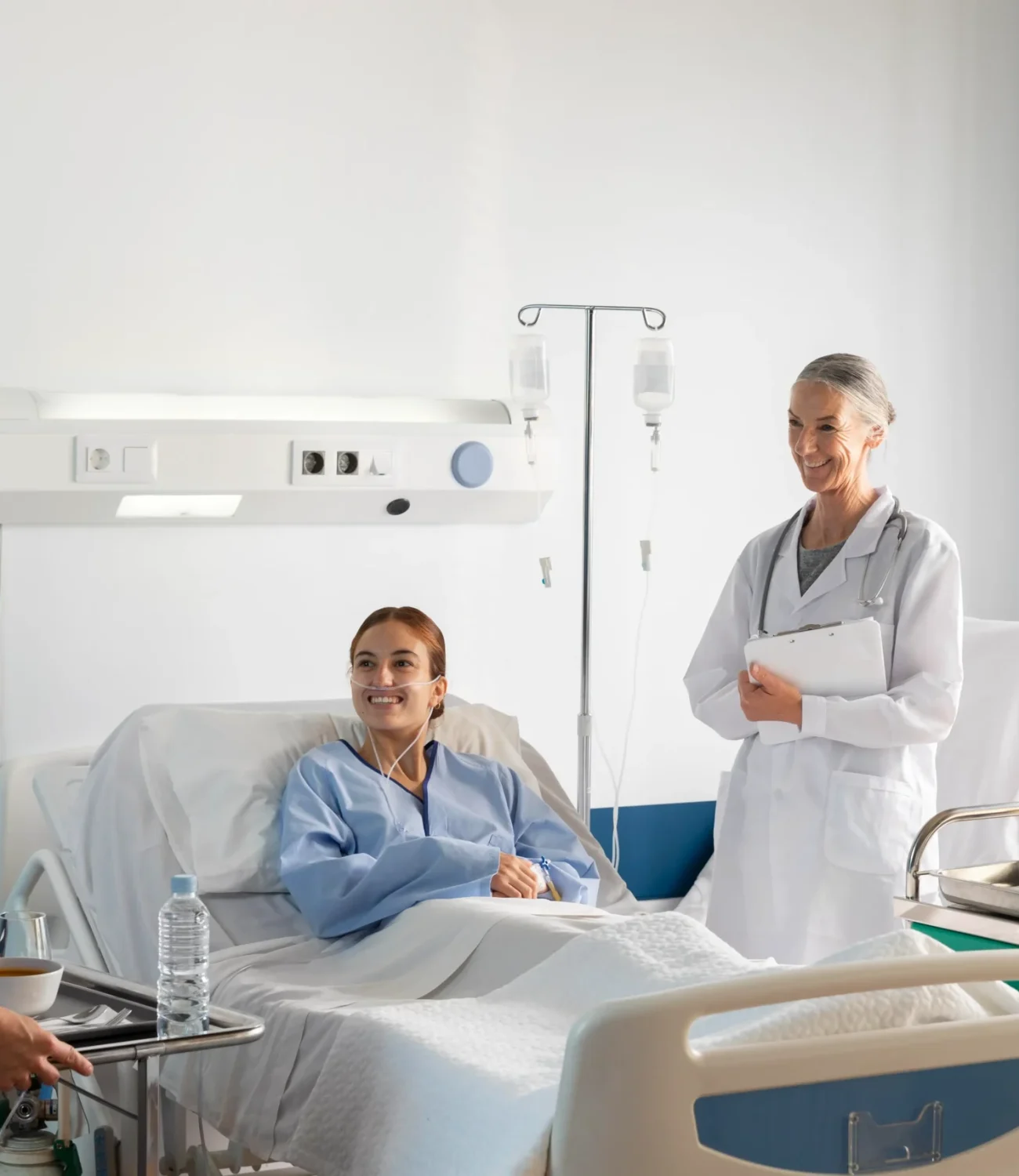 medium-shot-doctor-nurse-with-patient-scaled medium-shot-doctor-nurse-with-patient-scaled